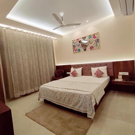 Hotel Luxuria Ludhiana Esterno foto