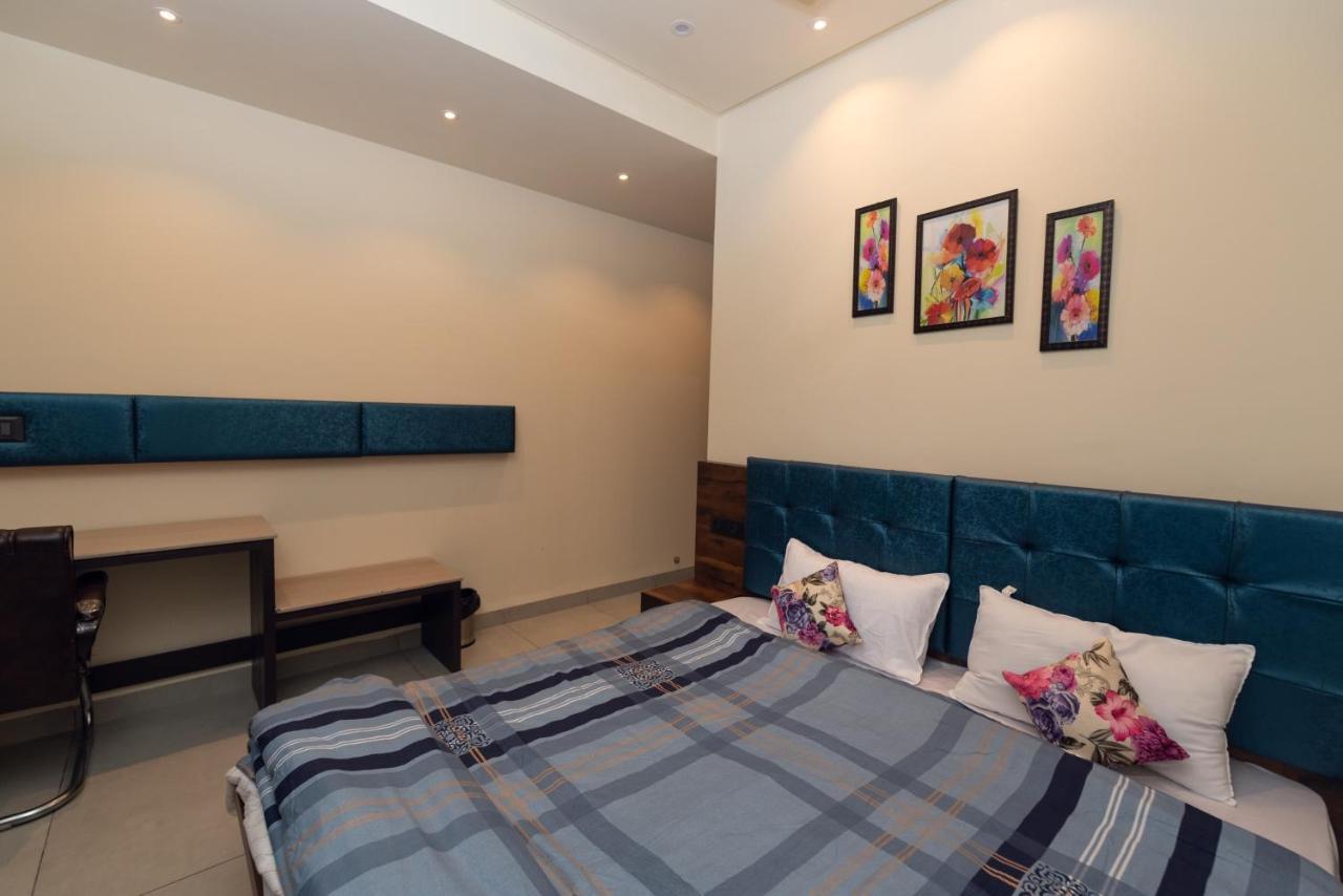 Hotel Luxuria Ludhiana Esterno foto