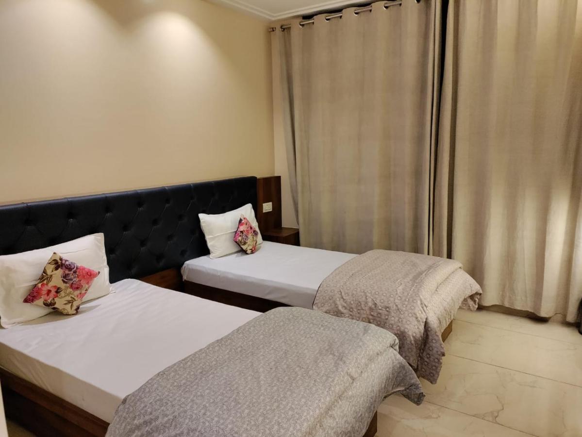 Hotel Luxuria Ludhiana Esterno foto