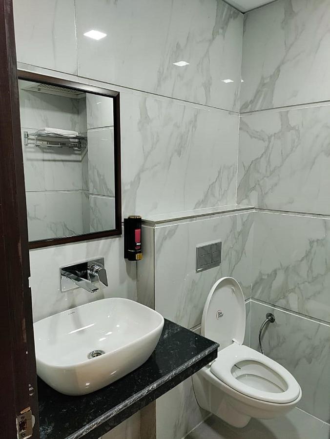 Hotel Luxuria Ludhiana Esterno foto