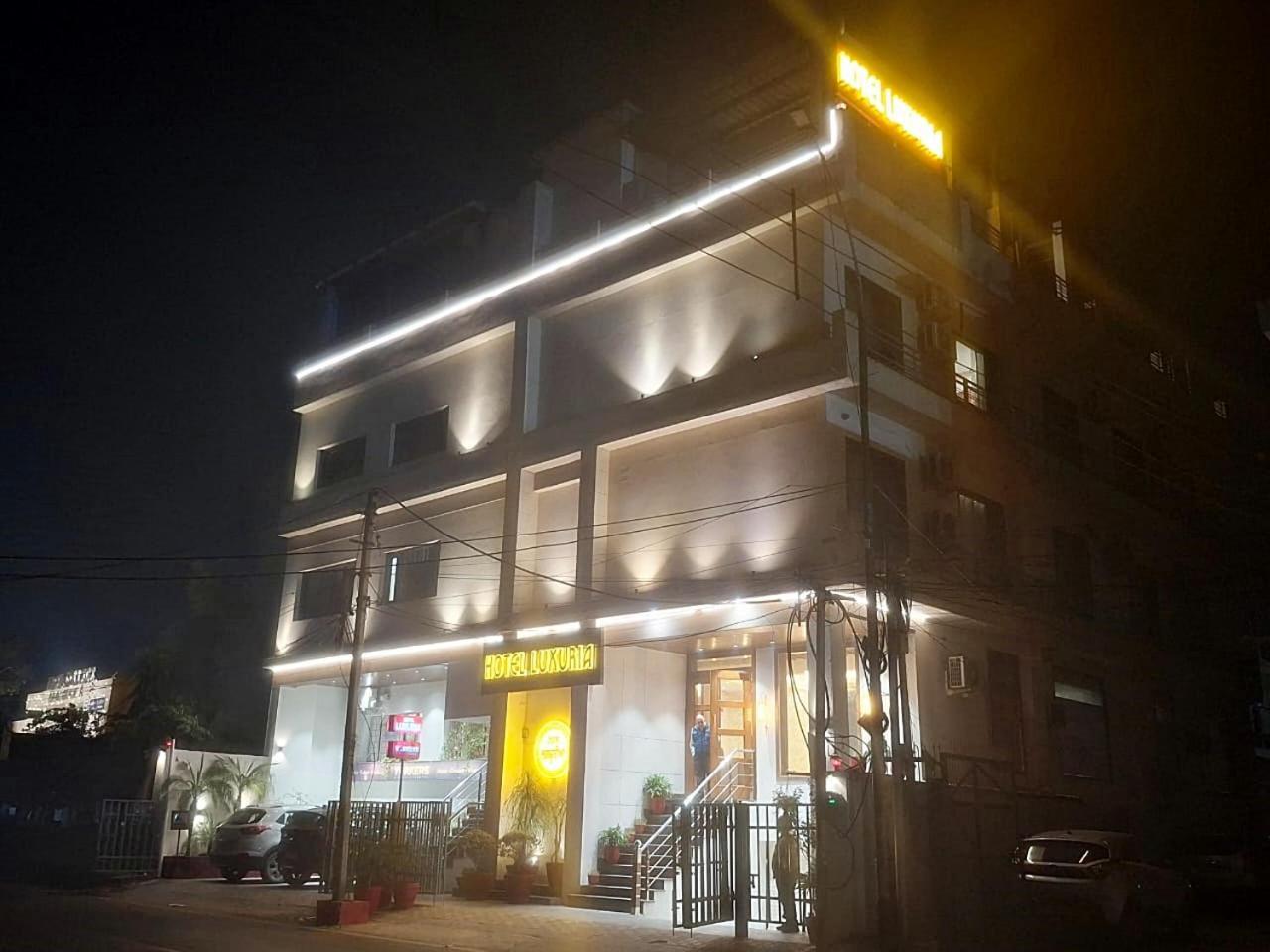 Hotel Luxuria Ludhiana Esterno foto