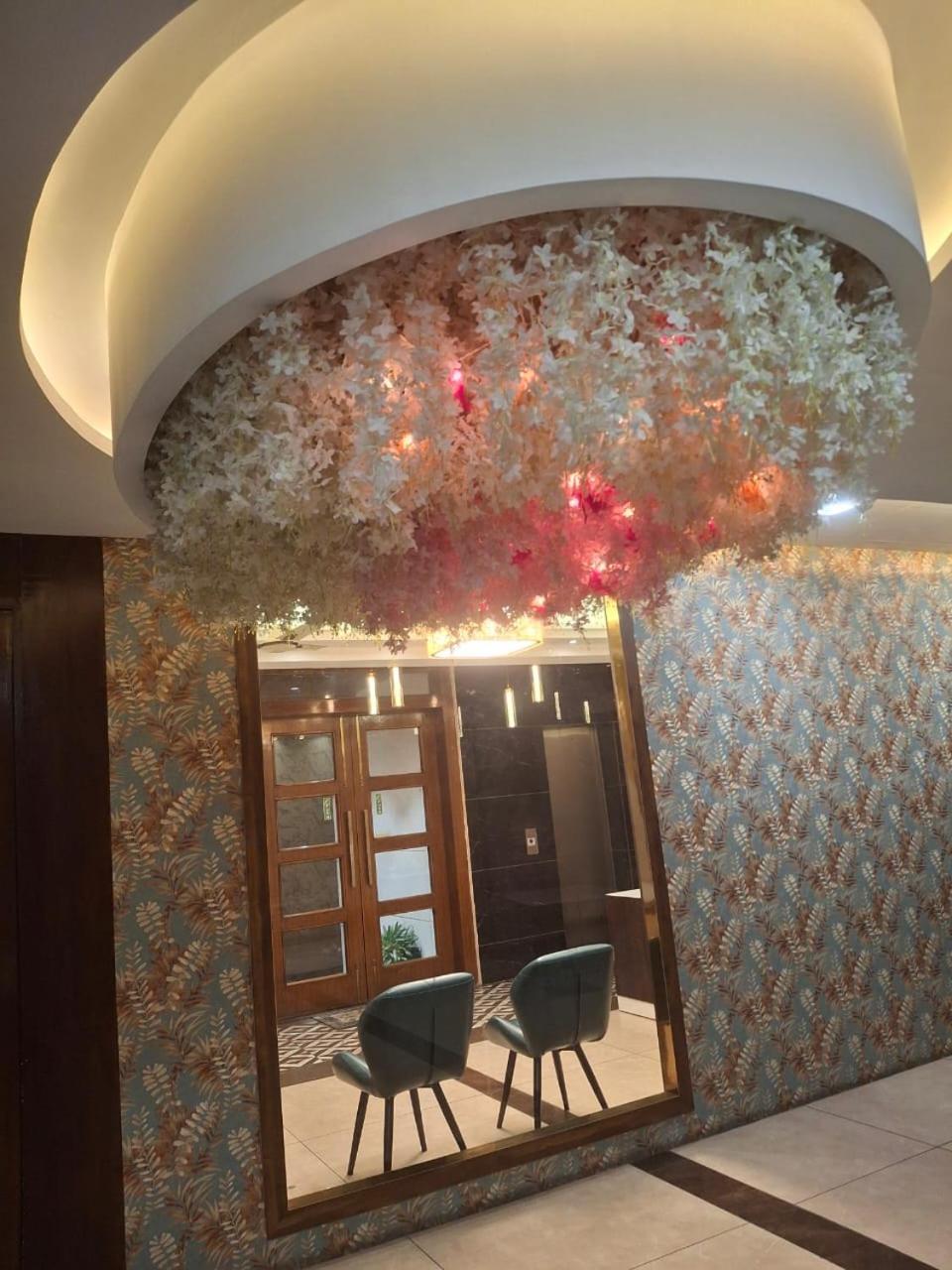 Hotel Luxuria Ludhiana Esterno foto